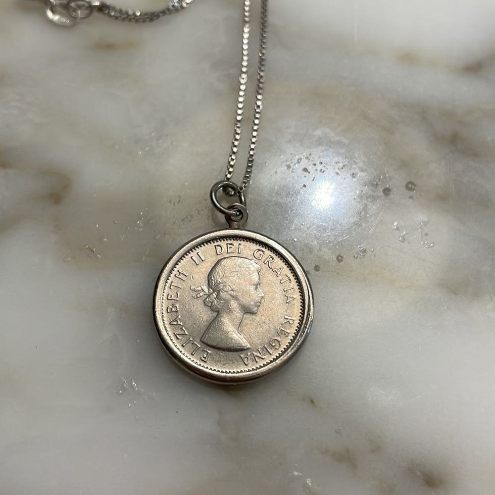 Queen Elizabeth II 1964 Canadian Coin—Sterling Silver Chain/Clasp—Great Cond!! - Picture 6 of 6